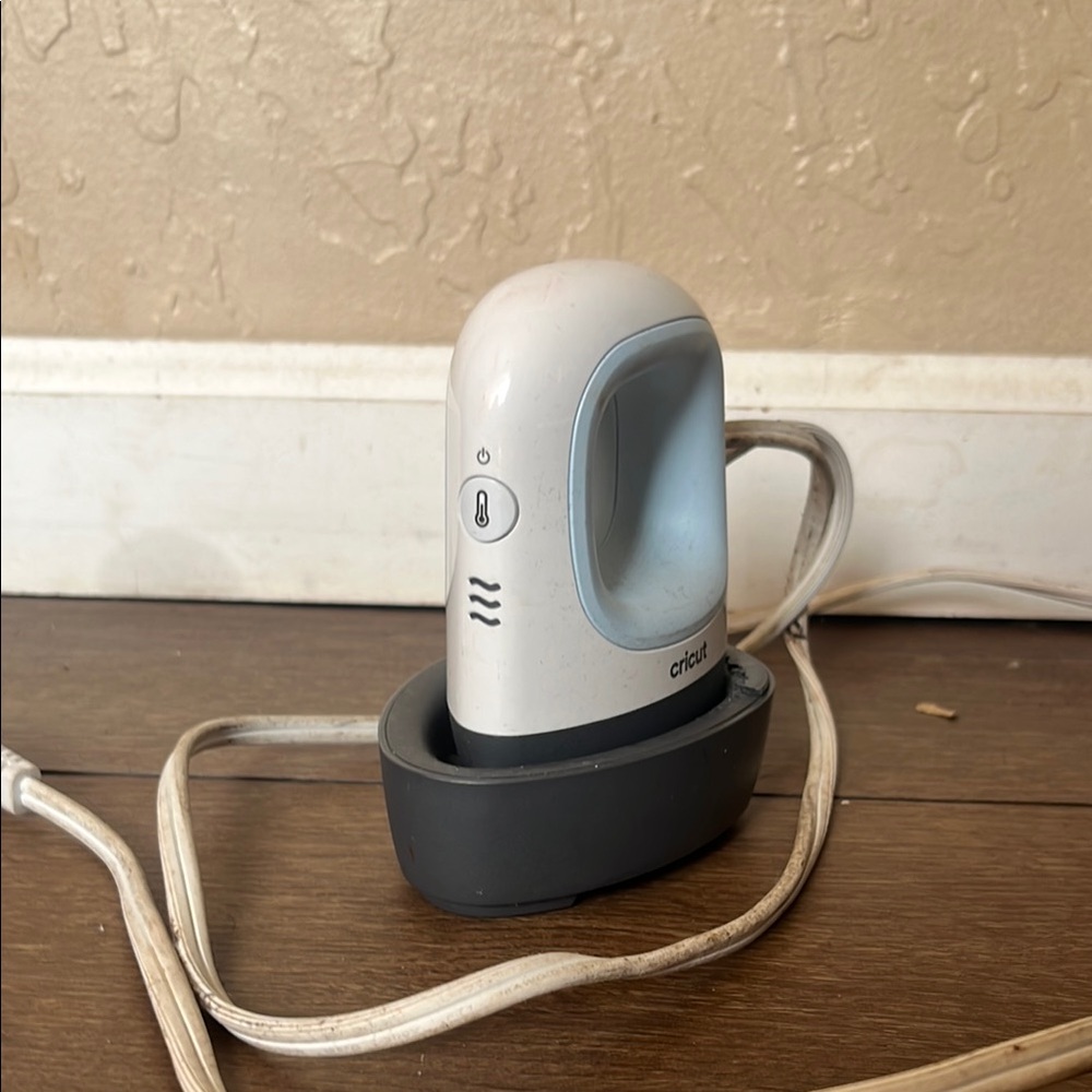 Cricut Mini Heat Press - White and Gray